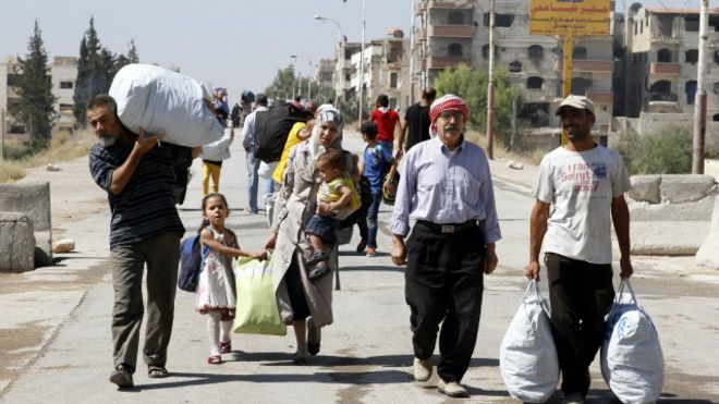 مدنيون يخرجون من المعضمية في الثاني من الشهر الحالي بعد تقارير اشارت إلى اتفاق بين الحكومة والمسلحين.